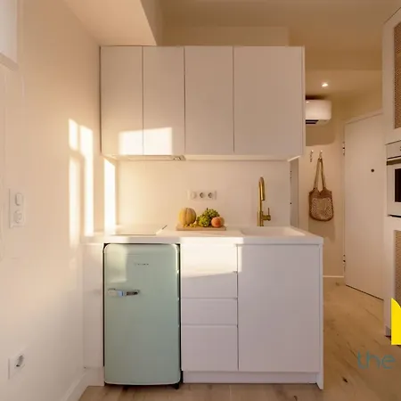 Apartment Nest: & Sea Views, Patio & Hottub *