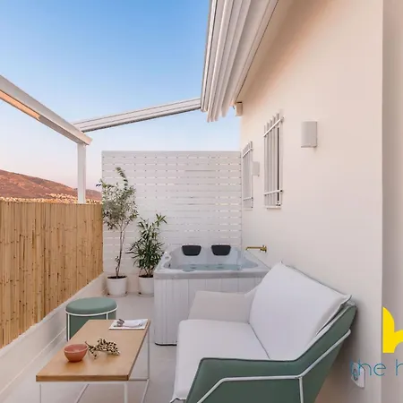 Apartment Nest: & Sea Views, Patio & Hottub *